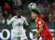 开云体育下载-女足球员们在比赛中不畏强手的简单介绍