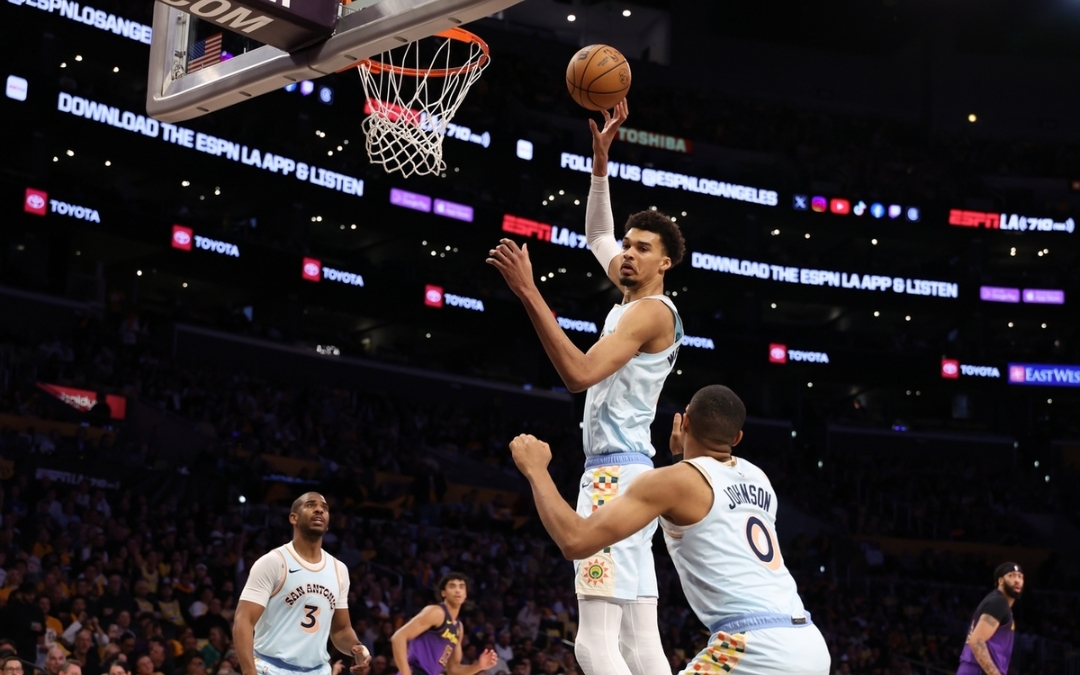 马刺血洗篮网B队，浓眉爆发神勇