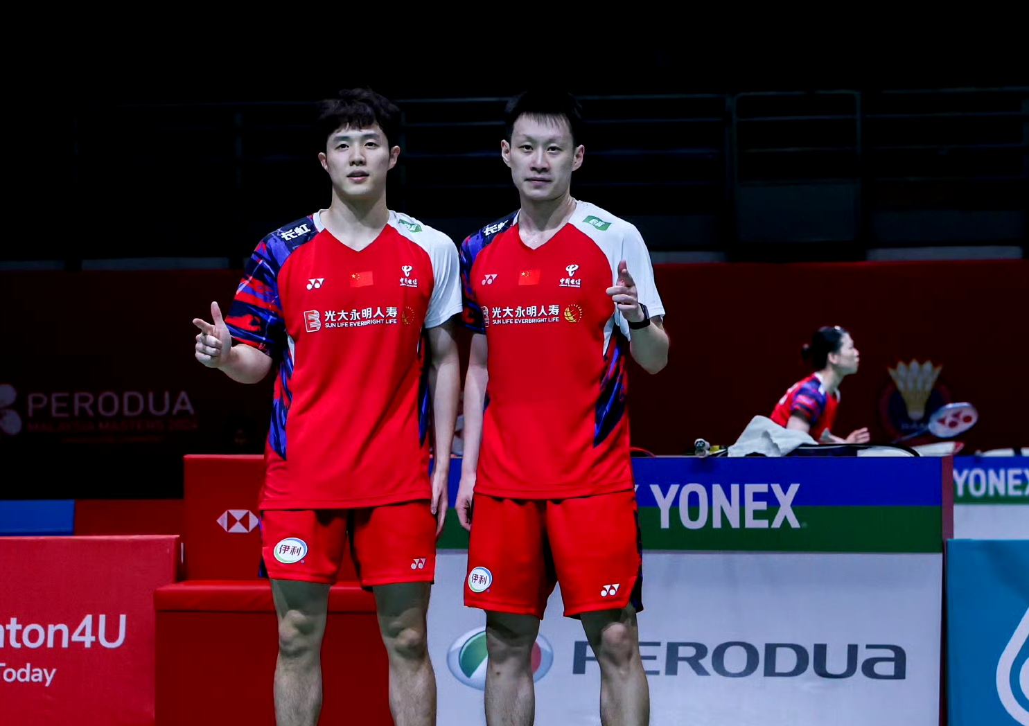 包含法国羽毛球队力克马来西亚羽毛球队，辛杜关键制胜的词条