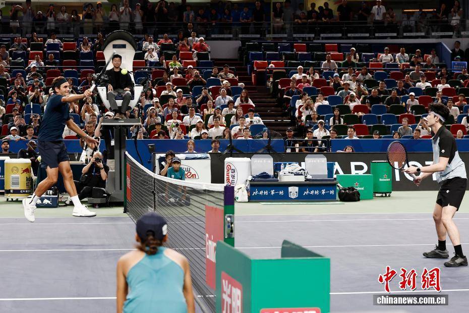 意大利网球队强势日本网球队，费德勒送出助攻的简单介绍