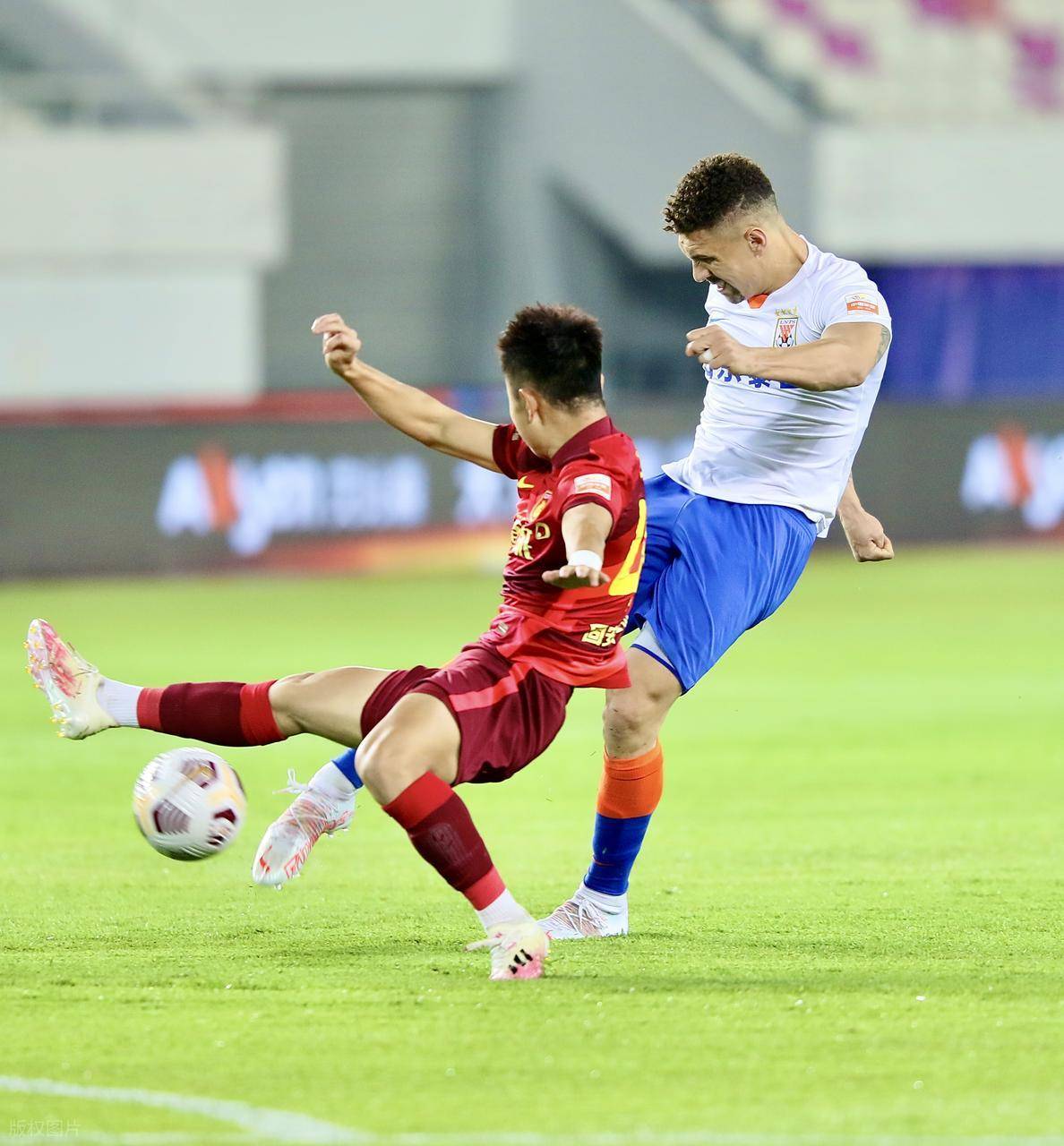 全力以赴的足球对抗：女子选手勇夺胜利！的简单介绍