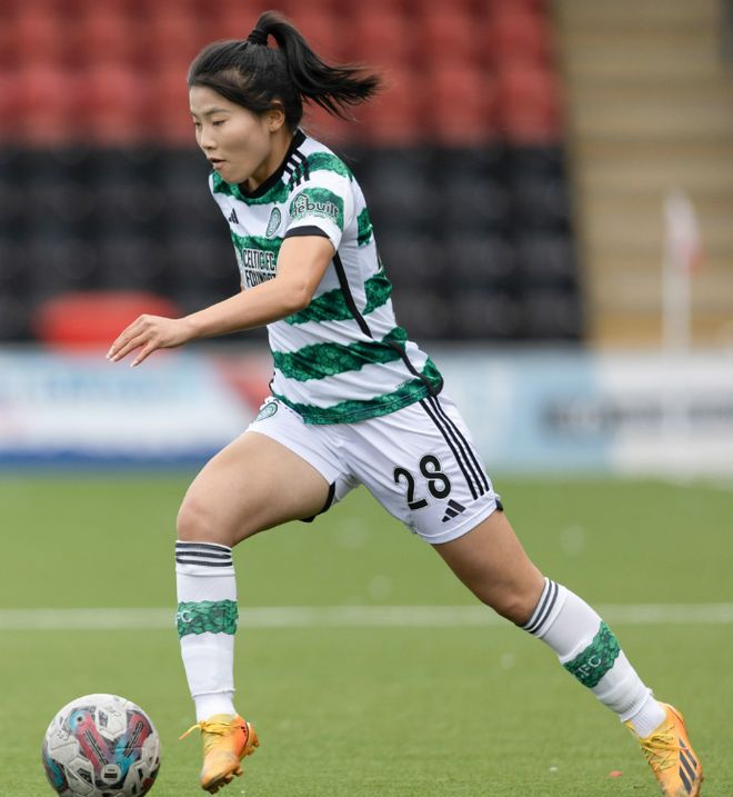 斗志昂扬，女足球员在比赛中力争进球的简单介绍