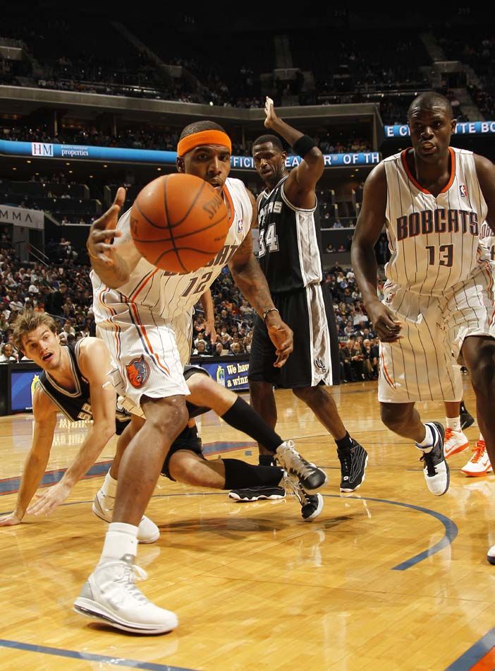 包含山猫主场击败马刺实现突破的词条