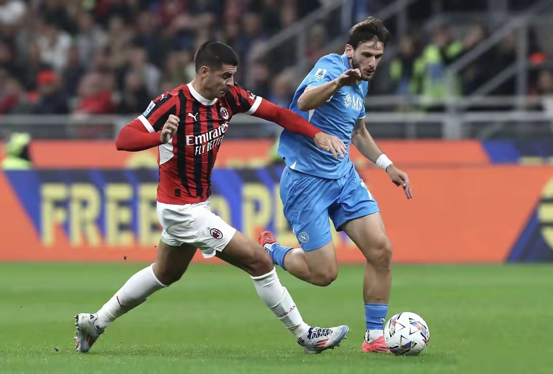 包含尤文图斯绝杀AC米兰，追平榜首之争激烈展开的词条