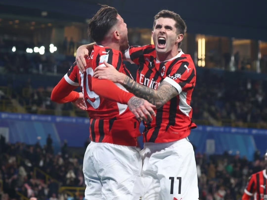 包含尤文图斯绝杀AC米兰，追平榜首之争激烈展开的词条