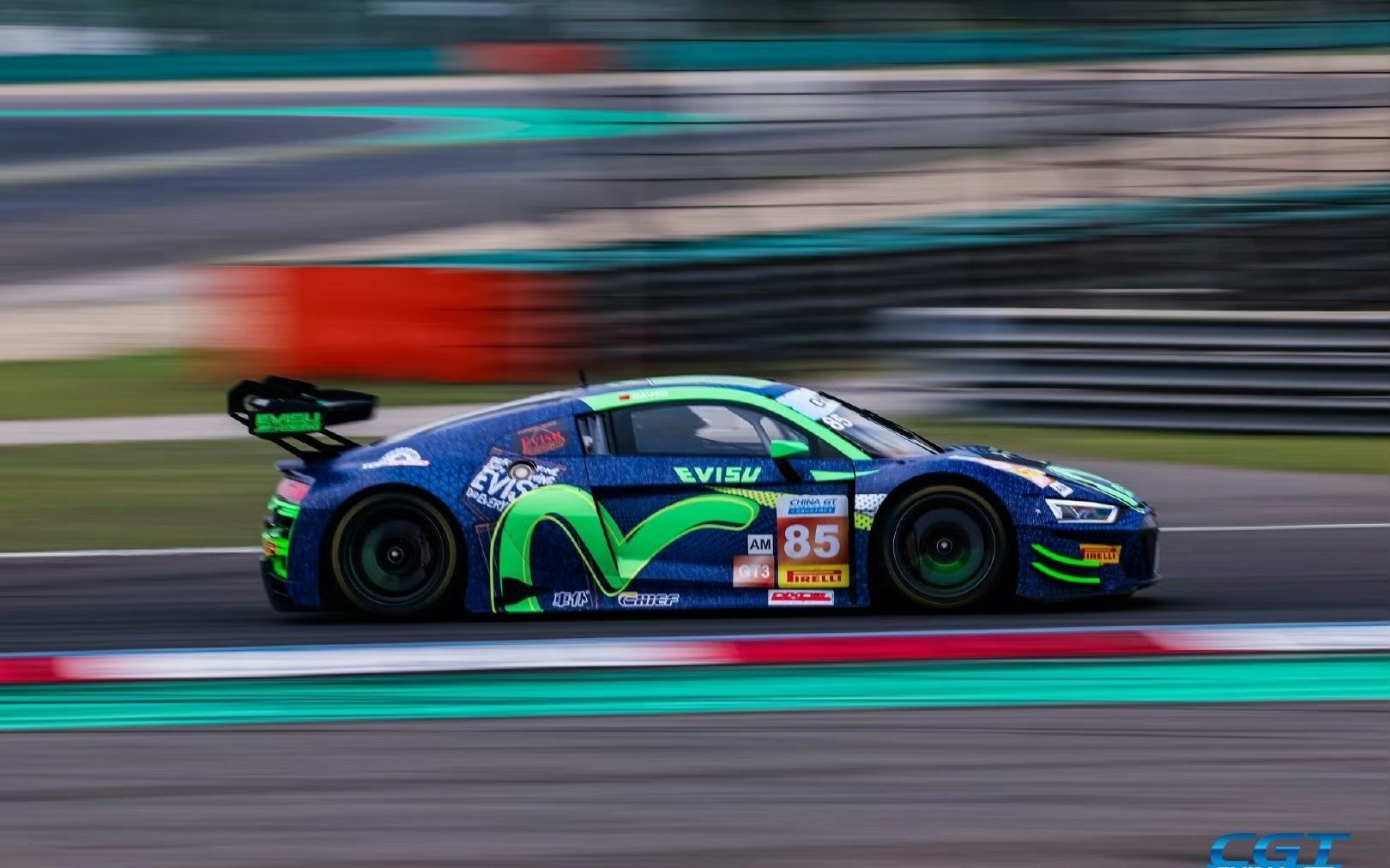 包含阿斯顿马丁碾压红牛车队，皮亚斯特里点燃赛场的词条