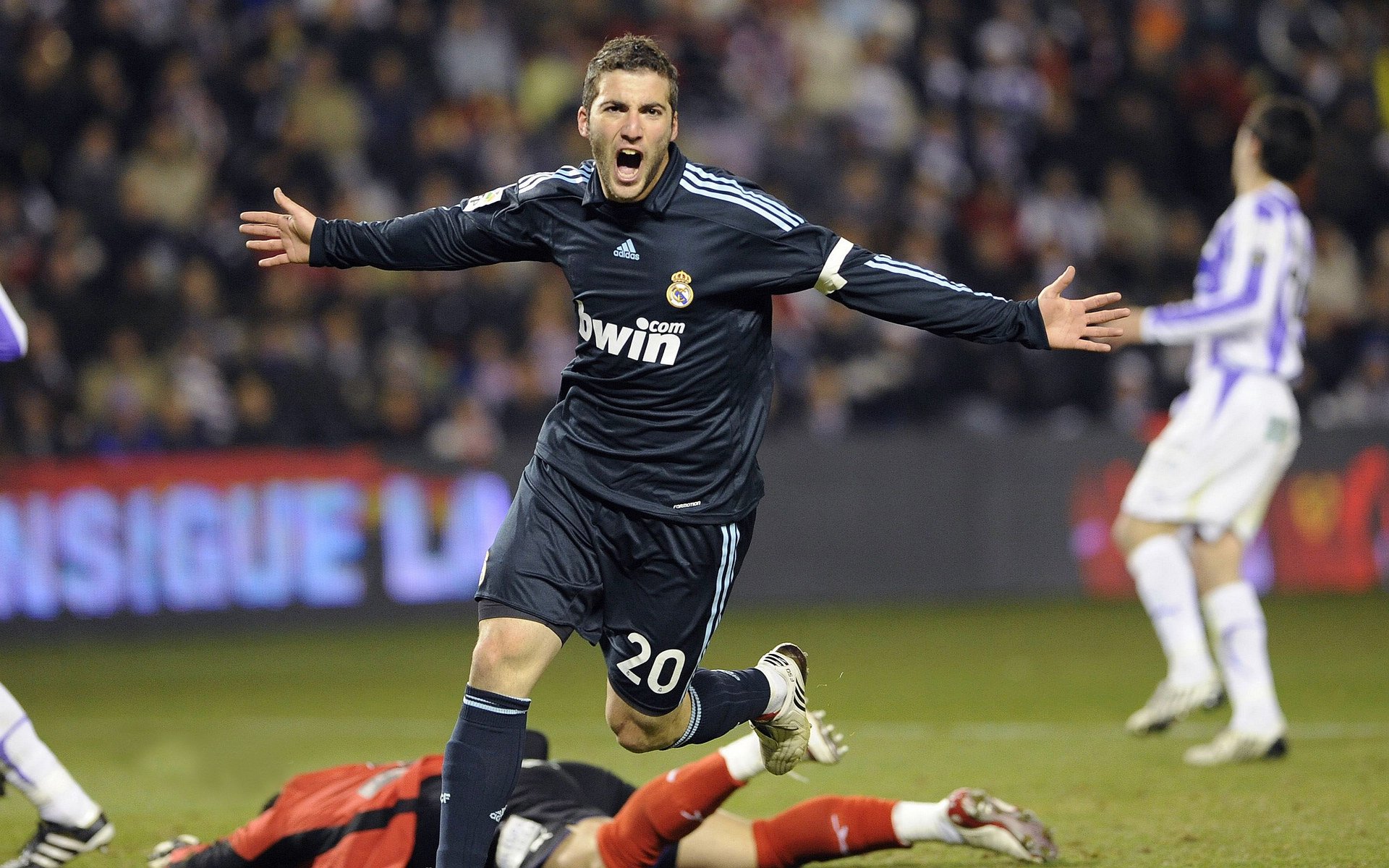 德罗赞末节封神主宰比赛走向，快船三叉戟火力全开压制爵士